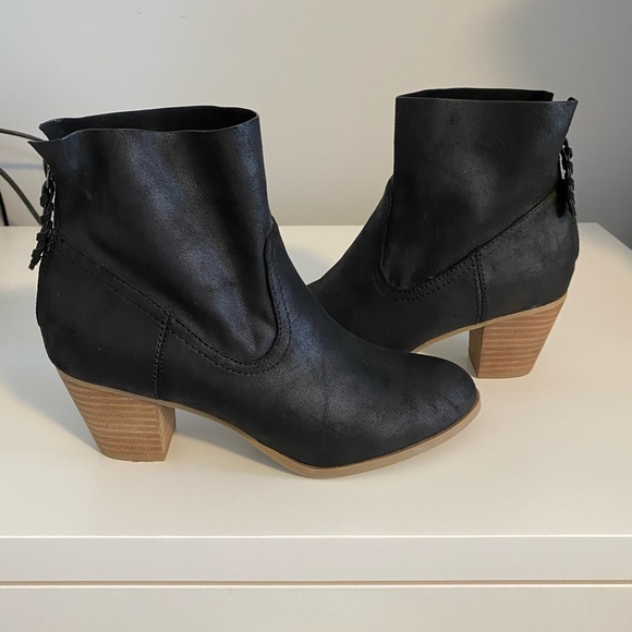 Brand New Report Heeled Black Booties - Picture 2 of 7